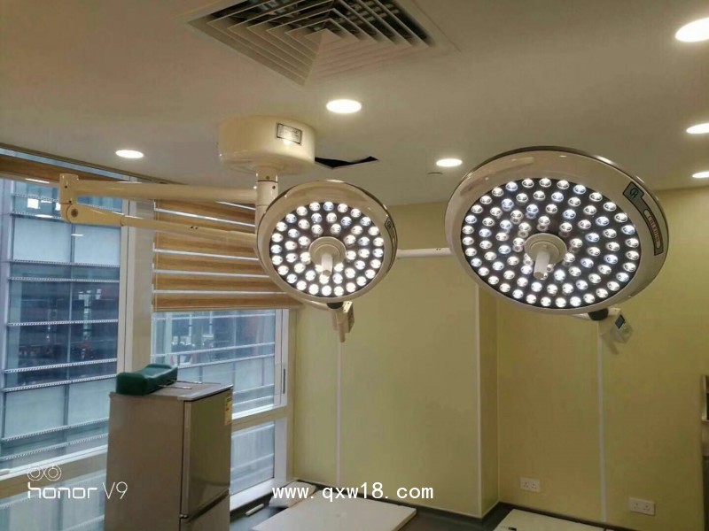 銷高質(zhì)量LED定焦700/500無影燈吊式LED雙頭手術(shù)燈