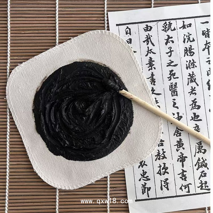 傳統(tǒng)老黑膏藥貼現(xiàn)貨批發(fā)貼牌代加工老黑膏生產(chǎn)廠家免費打樣東進藥業(yè)